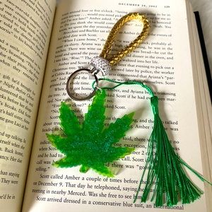 KEY CHAIN - Handmade resin leaf keychain
